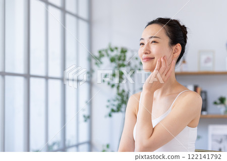 年輕女性的皮膚護理 122141792