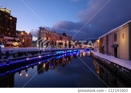 冬季夜空與光反射：運河沿岸的燈光 122141803