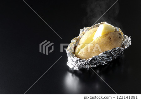 黑色背景下拍攝的黃油熱土豆 122141881