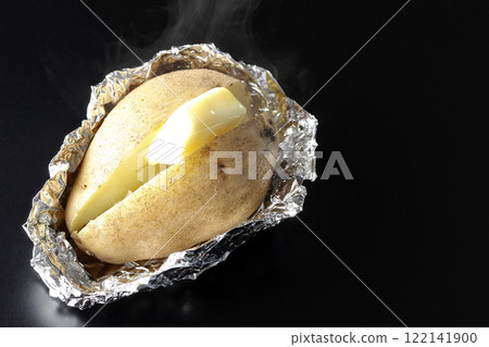黑色背景下拍攝的黃油熱土豆 122141900