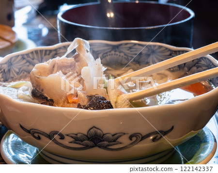 日本湯料。用魚骨或魚頭熬煮的湯。 122142337