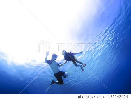 沖繩縣渡嘉敷島的水下攝影,與父母和孩子們手牽著手,觀察熱帶魚 沖繩縣渡嘉敷島的水下攝影,與父母和孩子們手牽著手,觀察熱帶魚 122142404