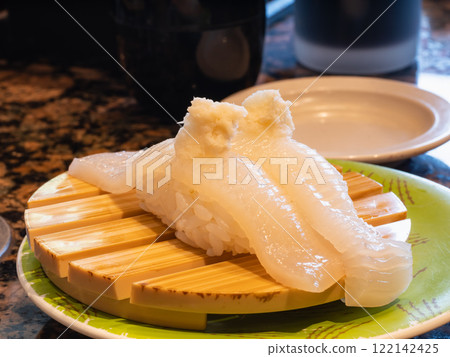 日本握壽司。壽司配山芥末和新鮮魷魚。 122142425