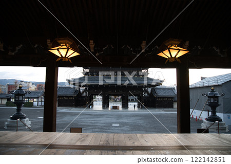 冬天的京都東本願寺清晨 122142851
