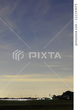 Comet Shijinzan/Atlas leaving a tail just after sunset Comet Shijinzan/Atlas leaving a tail just after sunset 122143075