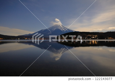 夜晚倒映在湖面上的富士山 122143077