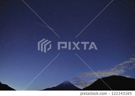 The Scyllid meteor shower over Mount Fuji 122143165