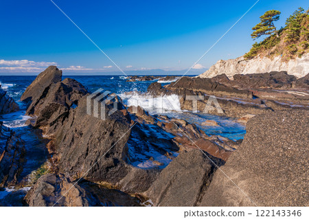 [神奈川縣]荒崎海岸的岩石海岸，富士山的遠景 122143346