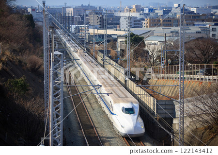 N700A 新幹線向東行駛，背景為福岡市 122143412