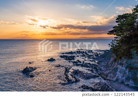 [Kanagawa Prefecture] Evening view of the rocks of Arashisaki Coast 122143545