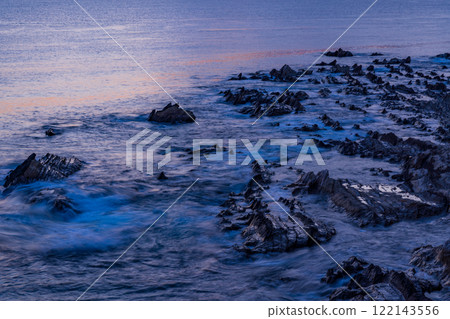 [Kanagawa Prefecture] Evening view of the rocks of Arashisaki Coast 122143556