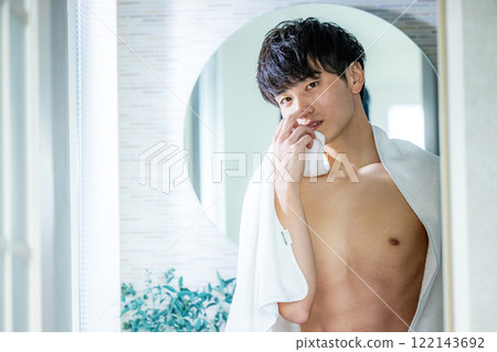 男子洗澡 122143692