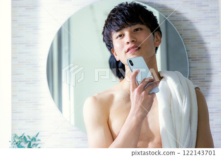 A man with a smartphone 122143701