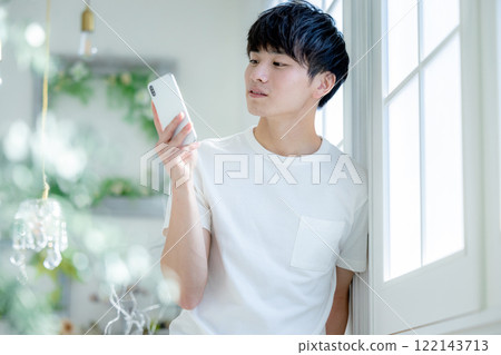 一個男人用智能手機 122143713