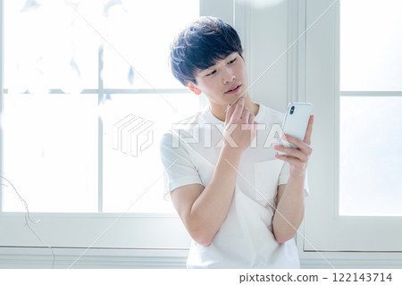 一個男人用智能手機 122143714