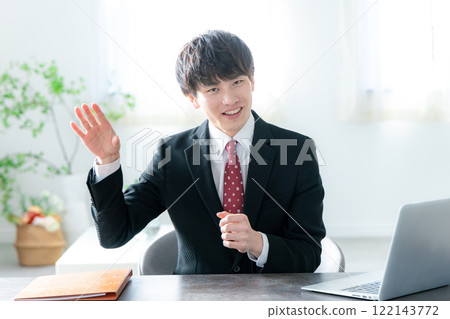 坐在辦公桌前使用電腦的商人 122143772