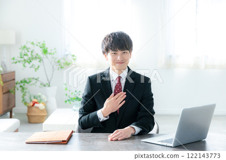 坐在辦公桌前使用電腦的商人 122143773