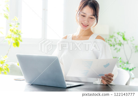 在家使用個人計算機的婦女 122143777