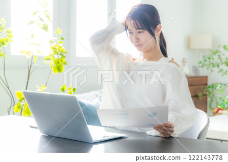 一位在家遠距辦公的年輕女性很擔心 122143778