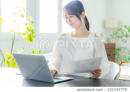 在家使用個人計算機的婦女 122143779