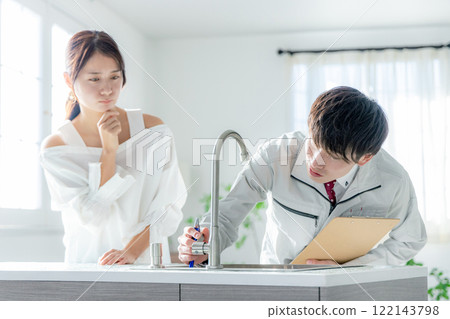 A man in work clothes and a young woman who is worried 122143798