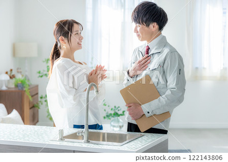 A man in work clothes and a young woman who is worried 122143806