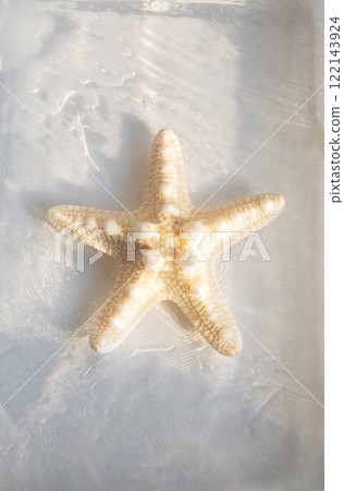 Starfish arrangement underwater. Summery vacation concept. 122143924