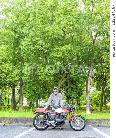 自行車生活 一位微笑的高級騎手和一輛舊自行車 自行車生活 一位微笑的高級騎手和一輛舊自行車 122144167