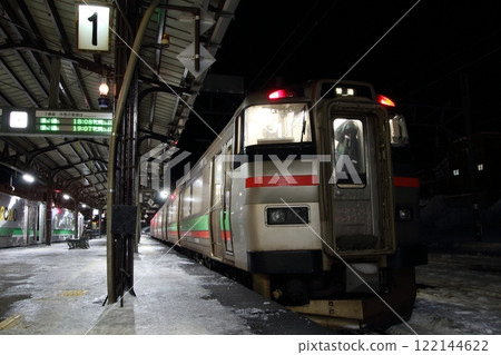 冬季停靠小樽車站的函館本線731系列車（小樽⇔江別經札幌） 122144622