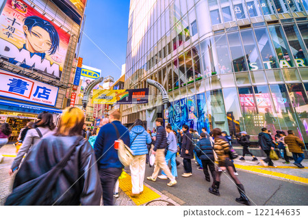確診冠狀病毒感染5年後的日本東京市容...澀谷中央大街擠滿了不戴口罩的外國遊客=2020年1月20日 122144635
