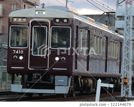 阪急京都本線開往茨城市的7300系列普通列車（7324） 122144679