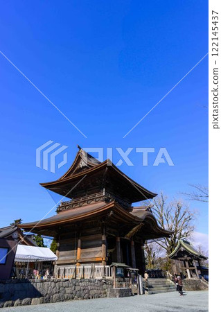 View of the tower gate at Aso Shrine, one of Japan's three largest tower gates. "Restoration completed after eight years of extensive damage in the Kumamoto earthquake" (Aso City) View of the tower gate at Aso Shrine, one of Japan's three largest tower gates. "Restoration completed after eight years of extensive damage in the Kumamoto earthquake" (Aso City) 122145437