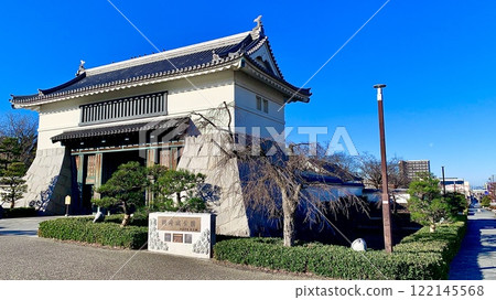 The main gate of Okazaki Castle, shining against the blue sky, and the stone plaque that renamed the park "Okazaki Castle Park" (Okazaki City, Aichi Prefecture) 122145568