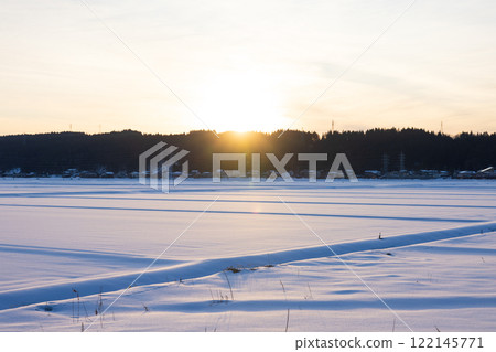 稻田上積雪和日落的景色 稻田上積雪和日落的景色 122145771