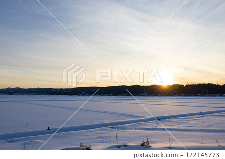稻田上積雪和日落的景色 稻田上積雪和日落的景色 122145773