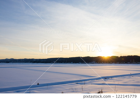 稻田上積雪和日落的景色 稻田上積雪和日落的景色 122145779