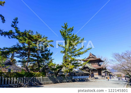 Tower gate, temple grounds view, Aso Shrine, one of Japan's three largest tower gates, "Restoration completed after eight years of extensive damage in the Kumamoto earthquake" (Aso City) 122145801
