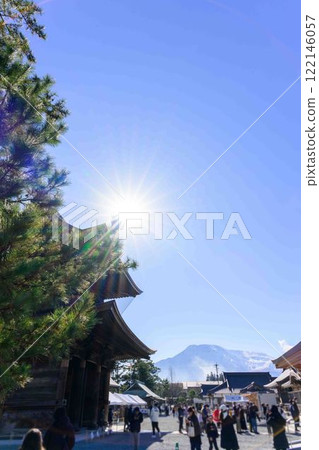 以阿蘇山為背景，境內和日本三大塔門之一的阿蘇神社「在熊本地震中遭受嚴重破壞後時隔八年完成修復」（阿蘇市） 122146057