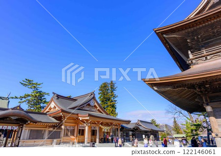 塔門參拜地風景 日本三大塔門之一的阿蘇神社「熊本地震嚴重受損，時隔八年修復完成」（阿蘇市） 122146061