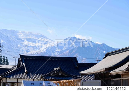 以白雪覆蓋的阿蘇山為背景，日本三大塔門之一的阿蘇神社「在熊本地震中遭受嚴重破壞後時隔八年完成修復」（阿蘇市） 122146332