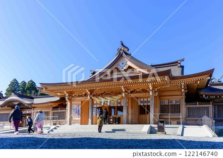 Scene from the worship site: Aso Shrine, one of Japan's three largest tower gates. "Restoration completed after eight years of extensive damage from the Kumamoto earthquake" (Aso City) 122146740