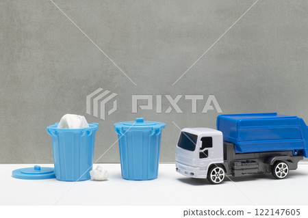 垃圾塑膠桶和垃圾車的圖像 122147605
