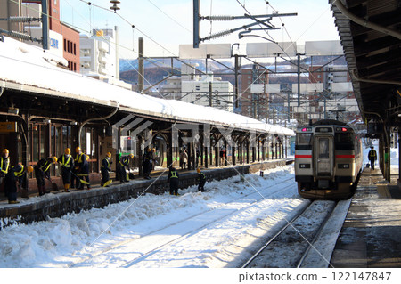 冬季停在小瓶站的函館本線列車和人工除雪工人（北海道小瓶站） 122147847