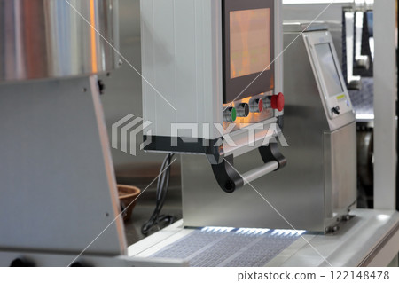 blister packing machine in pharmaceutical factory 122148478