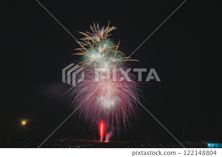 Fireworks bursting into the night sky at the Yaizu Marine Fireworks Festival held at Yaizu Fishing Port in Yaizu City (Shizuoka Prefecture) 122148804