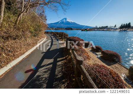Mt.Fuji at sunset, Tanuki lake, Fujiyoshida, Japan Mt.Fuji at sunset, Tanuki lake, Fujiyoshida, Japan 122149031