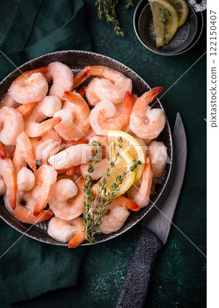 Frozen uncooked prawns or shrimps with lemon 122150407