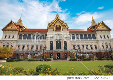 Royal Grand Palace in sunny day with blue sky on the background in Bangkok, Thailand Royal Grand Palace in sunny day with blue sky on the background in Bangkok, Thailand 122150872