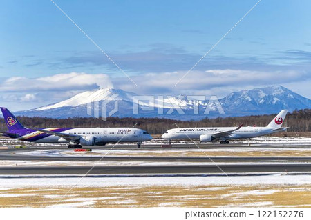 冬季新千歲機場、北海道千歲市樽前山、富士嶽山的飛機 冬季新千歲機場、北海道千歲市樽前山、富士嶽山的飛機 122152276