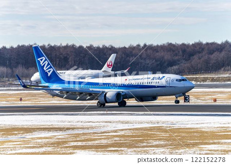 冬季，飛機降落在北海道千歲市新千歲機場 122152278